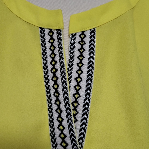 Cato yellow embroidered split neck blouse size xl - Picture 2 of 7
